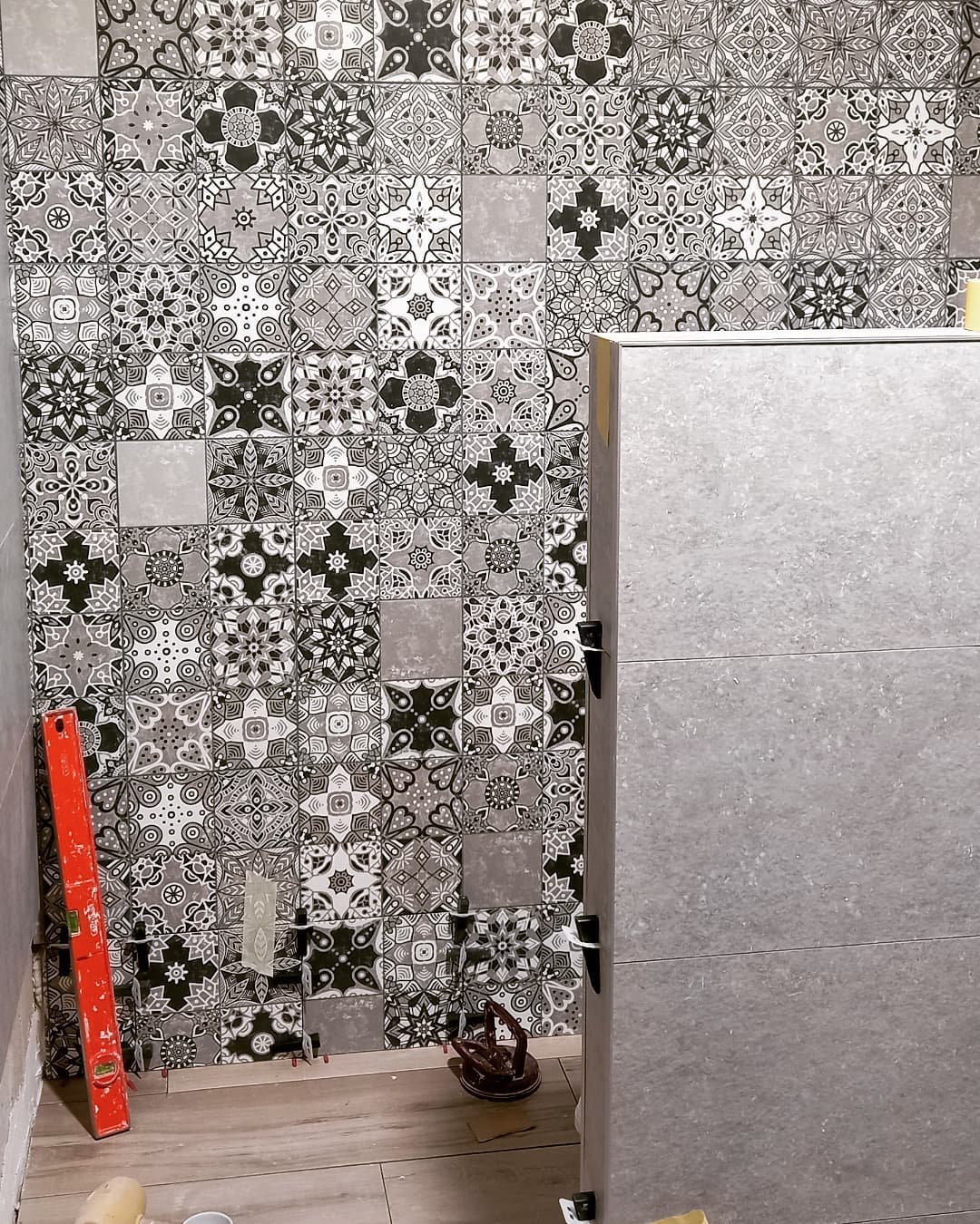 Baño con azulejos decorativos patchwork en blanco y negro — después
