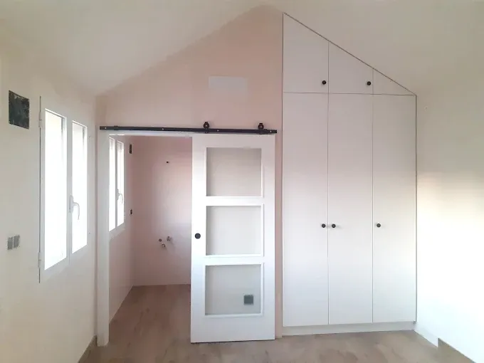 Dormitorio con armarios a medida y puerta corredera